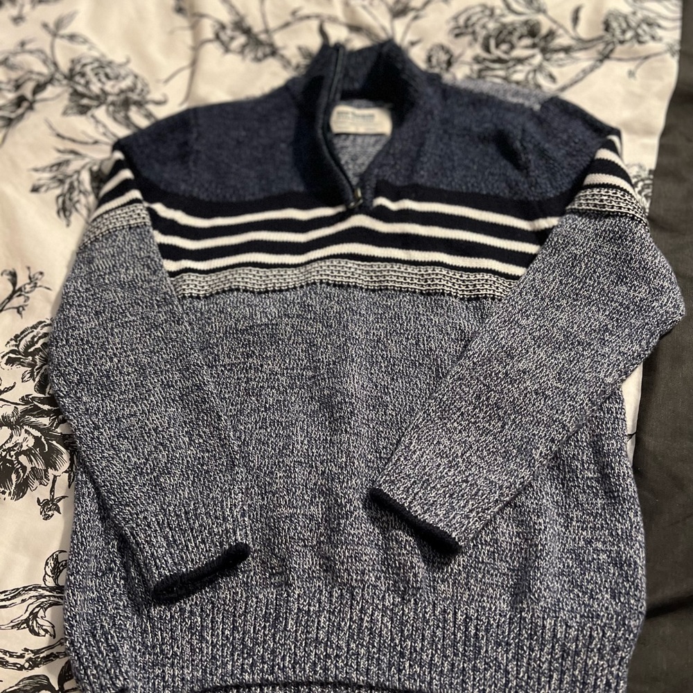 💕🌼Boys Urban Size small blue and grey sweater